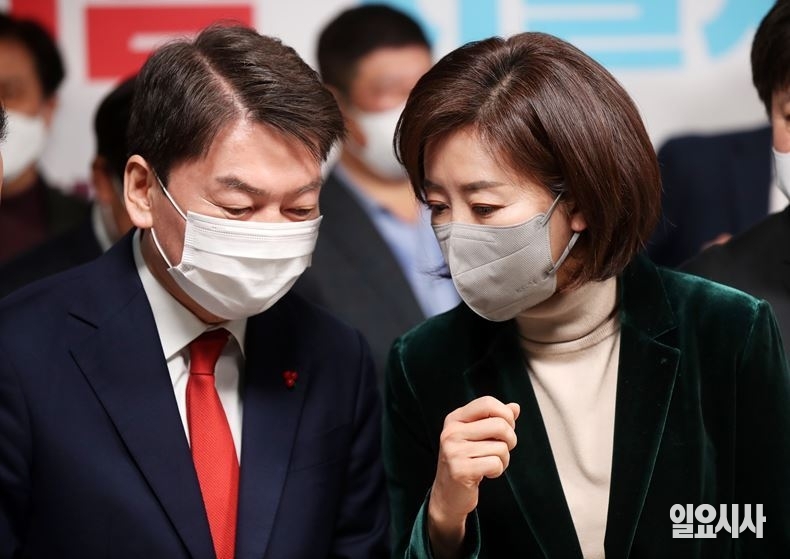 안철수 국민의힘 당 대표 후보와 대화 나누는 나경원 전 의원 ⓒ고성준 기자