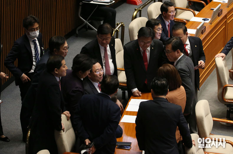 국민의힘 주호영 원내대표 등 의원들이 '2표' 관련 논의를 하고 있다.