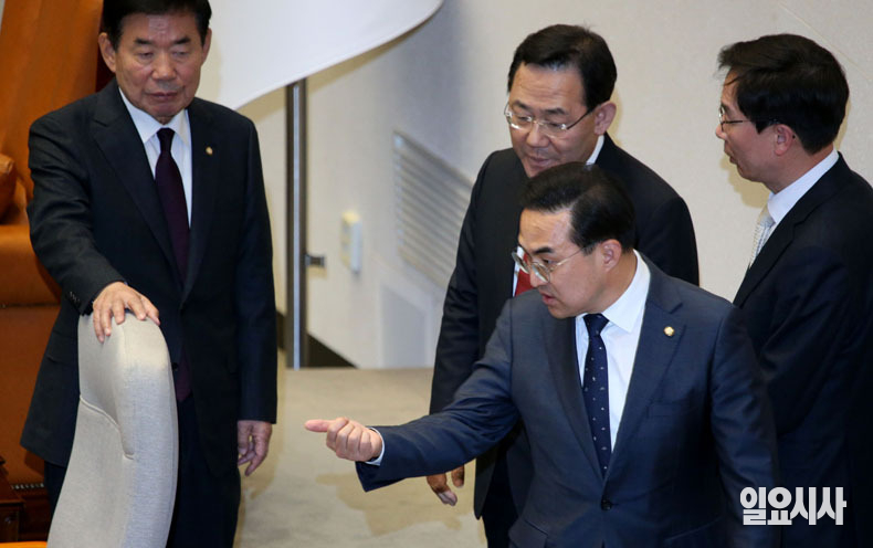 김진표 국회의장과 국민의힘 주호영 원내대표, 더불어민주당 박홍근 원내대표가 '2표' 관련 논의를 하고 있다.