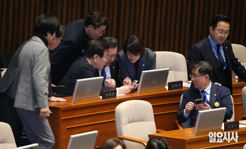 더불어민주당 이재명 대표 등 지도부가 '2표' 관련 논의를 하고 있다.