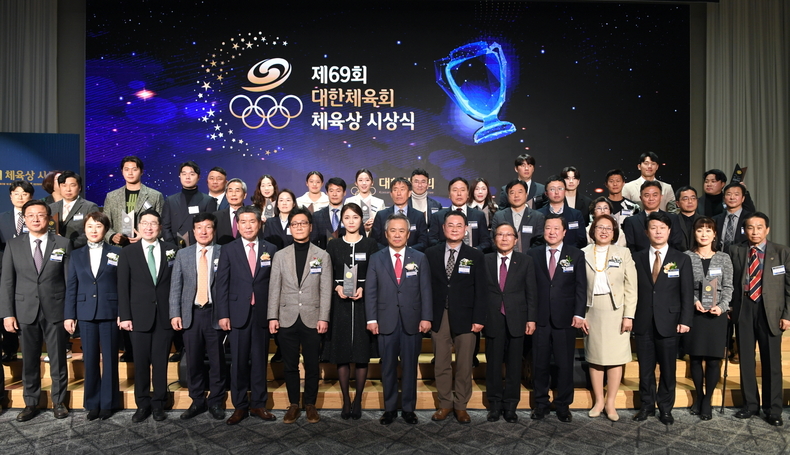 지난달 28일, 서울올림픽파크텔 1층 올림피아홀에서 ‘제69회 대한체육회 체육상 시상식’ 직후 기념촬영을 갖고 있다.