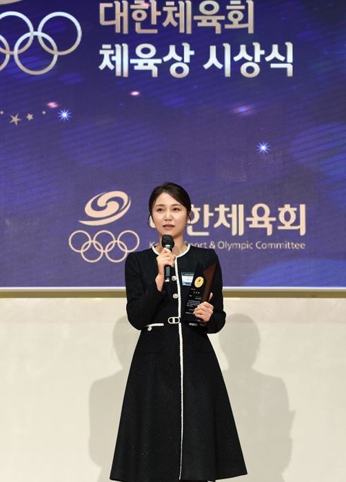 경기 부문 최우수상을 수상한 배드민턴 김혜정 선수(삼성생명)가 수상 소감을 말하고 있다.
