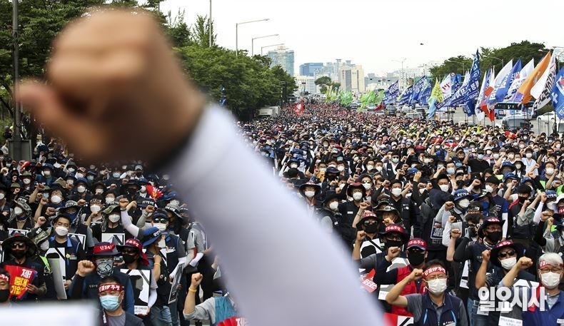 지난 2020년 6월10, 서울 여의도 인근서 민주노총 회원들이 중대재해기업처벌법 우선 통과 촉구를 외치며 집회를 갖고 있다. ⓒ고성준 기자