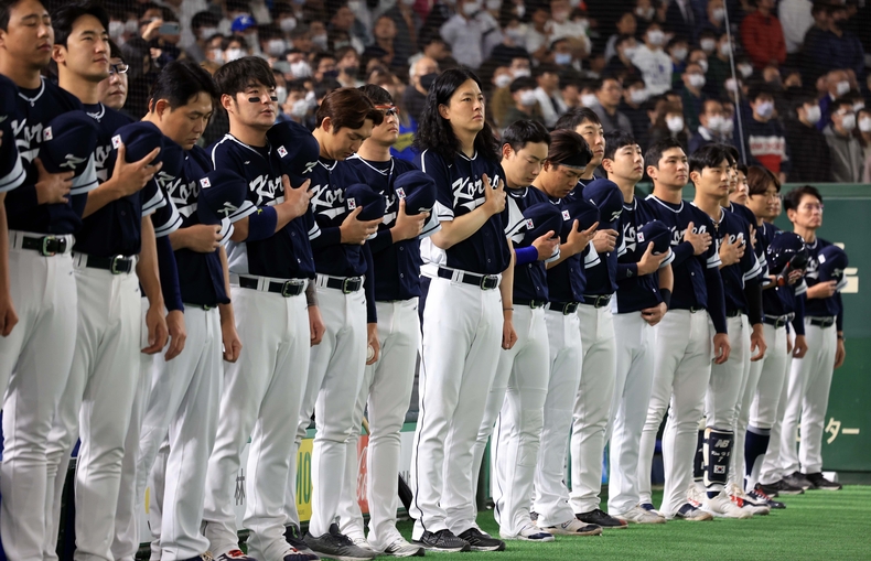 2023 WBC 1라운드서 탈락한 한국 야구대표팀 선수들이 경기에 앞서 국기에 대한 경계를 하고 있다.