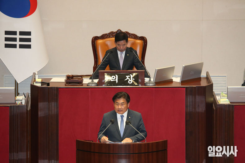 농해수위 소병훈 위원장이 양곡관리법 일부개정법률안(대안) 제안설명을 하고 있다.