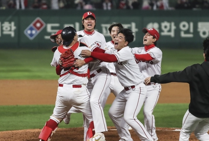 지난해 11월8일, 인천 SSG랜더스필드서 열린 2022 KBO 한국시리즈 6차전 키움 히어로즈와 SSG 랜더스의 경기서 SSG가 4대 3으로 최종 승리를 확정지으며 SSG 김광현 투수가 선수들과 포효하고 있다. ⓒ뉴시스