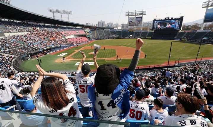 한국 프로야구(KBO)의 인기가 점점 하락세를 보이고 있다는 여론조사 결과가 28일 발표된 가운데 지난해 4월3일, 서울 송파구 잠실구장을 찾은 두산 베어스 야구팬들이 두산 VS 한화 경기서 홈팀 두산을 응원하고 있다. ⓒ뉴시스
