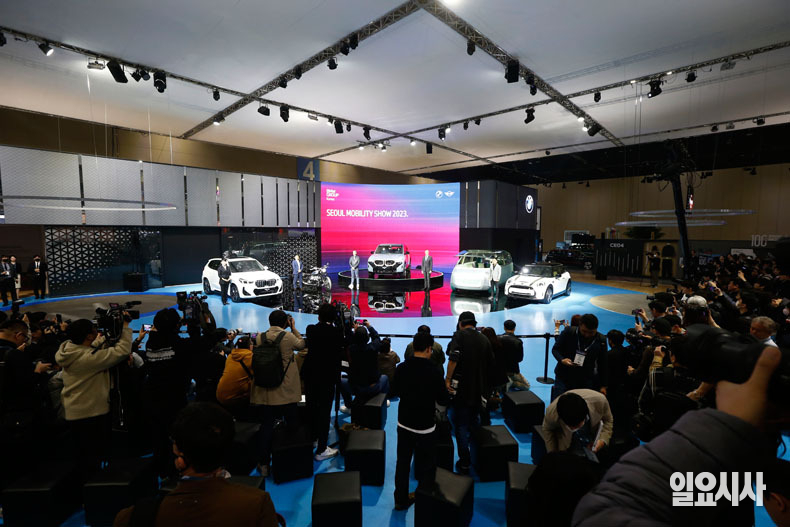 BMW가 신차를 공개하고 있다.