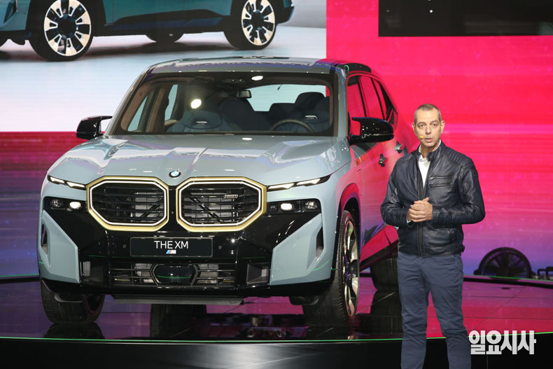 BMW가 'THE XM'을 공개하고 있다.