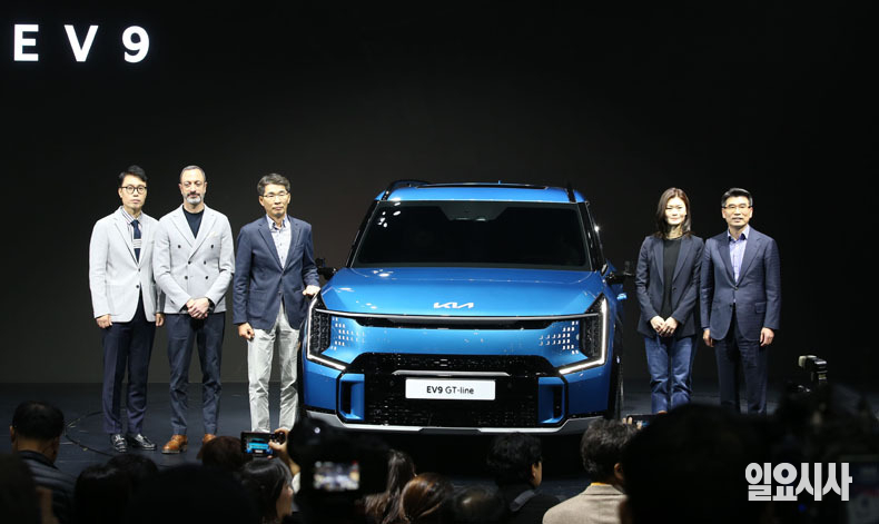기아는 대형 전기 SUV 'EV9'을 공개했다. 