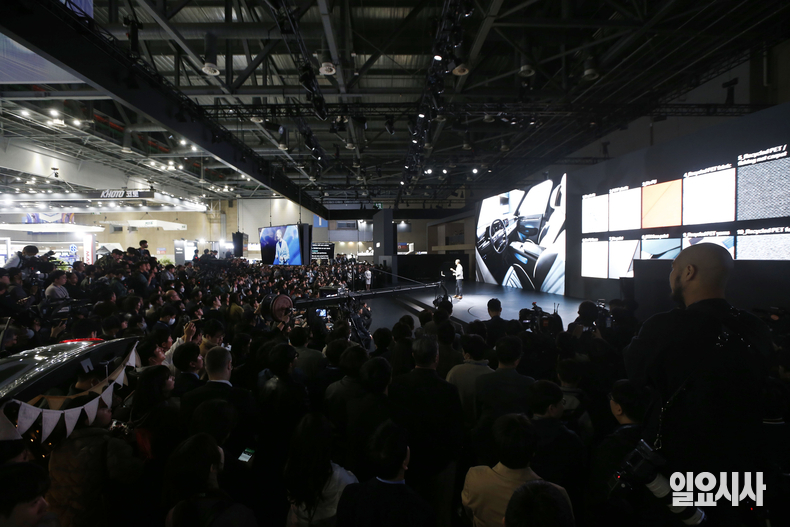 기아가 대형 전기 SUV 'EV9'을 공개하고 있다. 