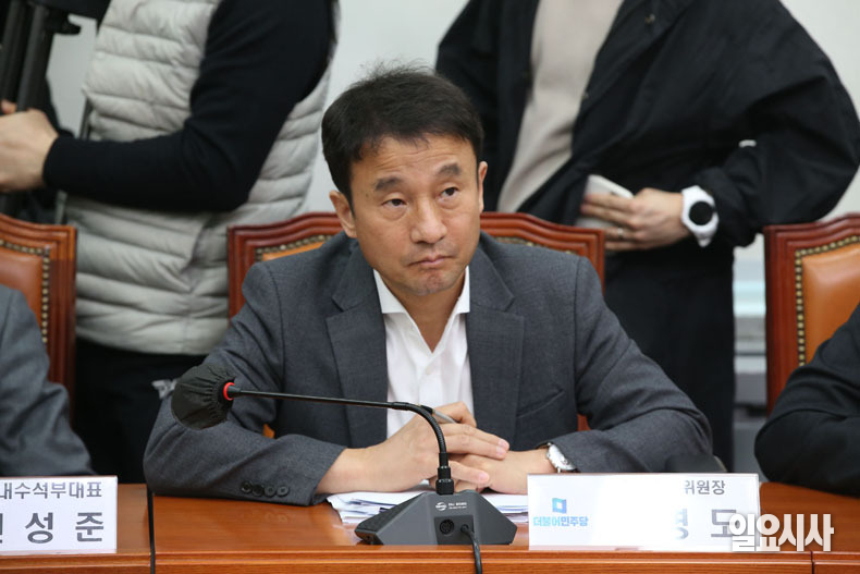 한병도 전략기획위원장이 자리하고 있다.