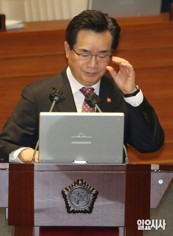 정황근 농림축산식품부 장관이 대정부질문에서 안경을 고쳐쓰고 있다.