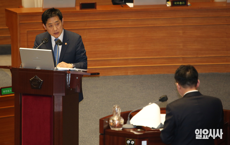 김주현 금융위원장이 대정부질문에 답하고 있다.