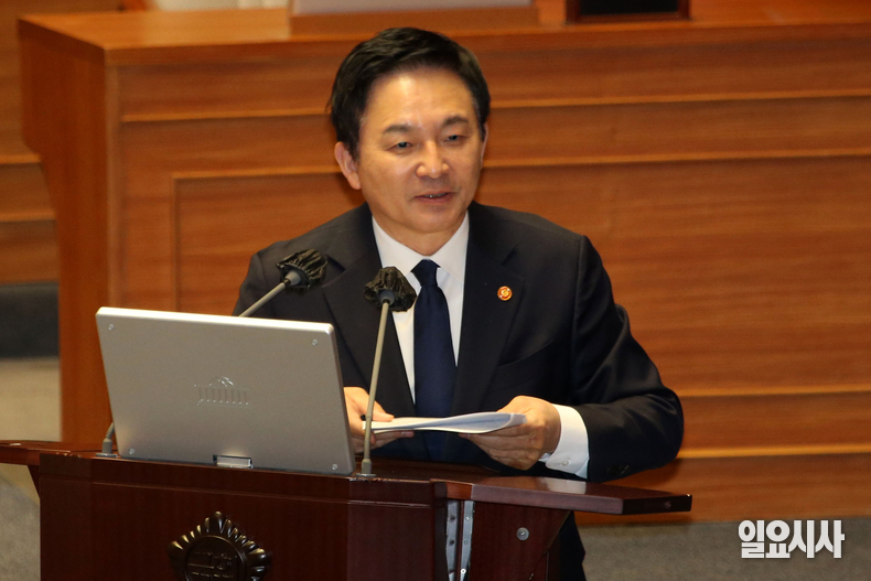 원희룡 국토교통부 장관이 질의에 답하고 있다.