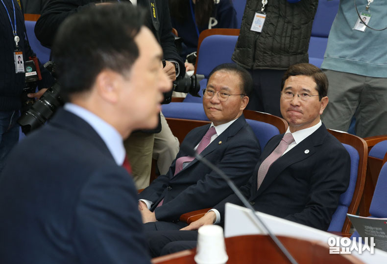 원내대표 후보들이 김기현 대표의 발언을 경청하고 있다.