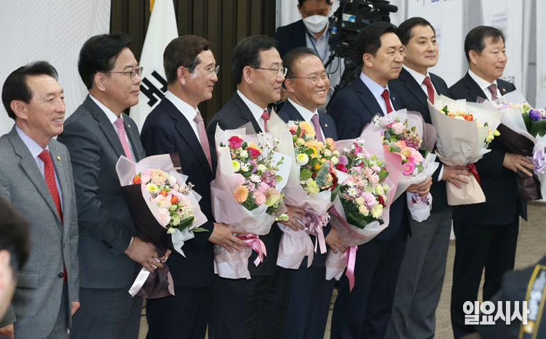 왼쪽부터 김석기 전 사무총장, 송언석 선거관리위원장, 김학용 의원, 주호영 전 원내대표, 윤재옥 신임 원내대표, 김기현 대표, 박대출 정책위의장, 이철규 사무총장.