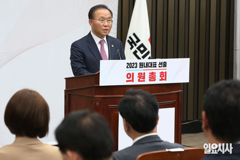 윤재옥 신임 원내대표가 당선 소감을 밝히고 있다.