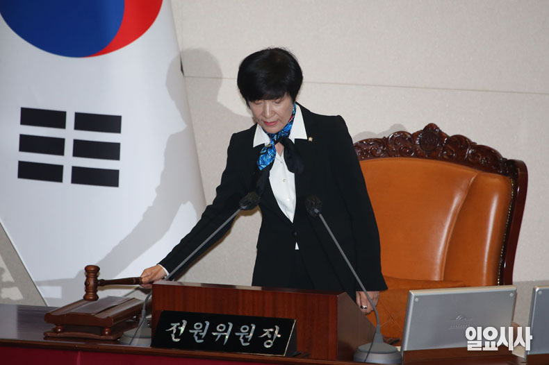 김영주 전원위원장이 의사봉을 두드리고 있다.
