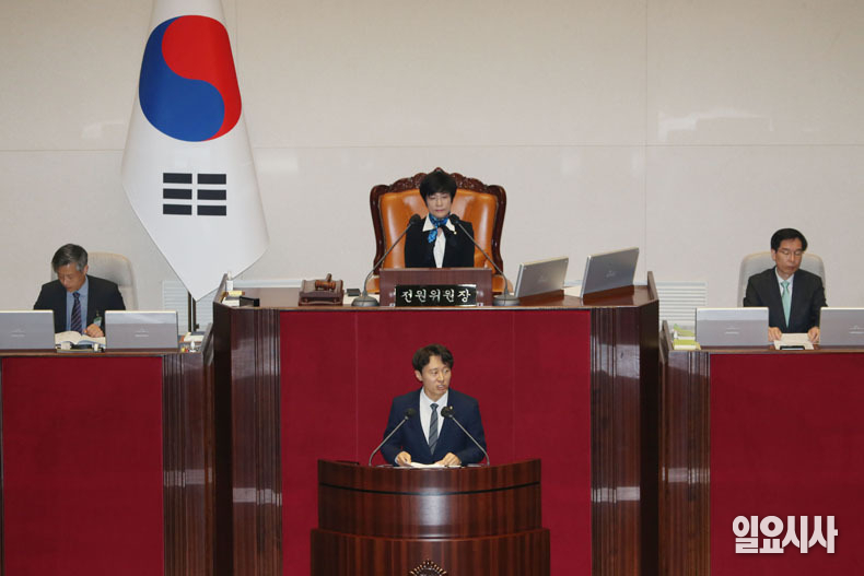 더불어민주당 이탄희 의원이 질의·토론을 하고 있다.
