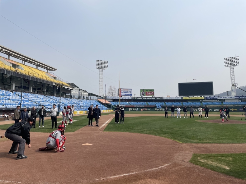 KBO리그서 로봇심판들이 야구 경기를 진행할 수 있는 날이 올까? 지난달 28일, 대전 한화생명이글스파크서 자동 볼·스트라이크 판정시스템(로봇심판) 시연회를 갖고 있다.