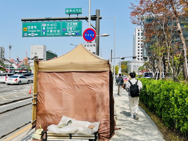 염곡사거리 현대차그룹 양재본사에 설치돼있는 불법 천막 ⓒ독자 제공