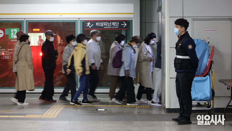 강서소방서 관계자들이 압사로 인한 호흡곤란 등 만약의 사태에 대비하기 위해 살펴보고 있다.