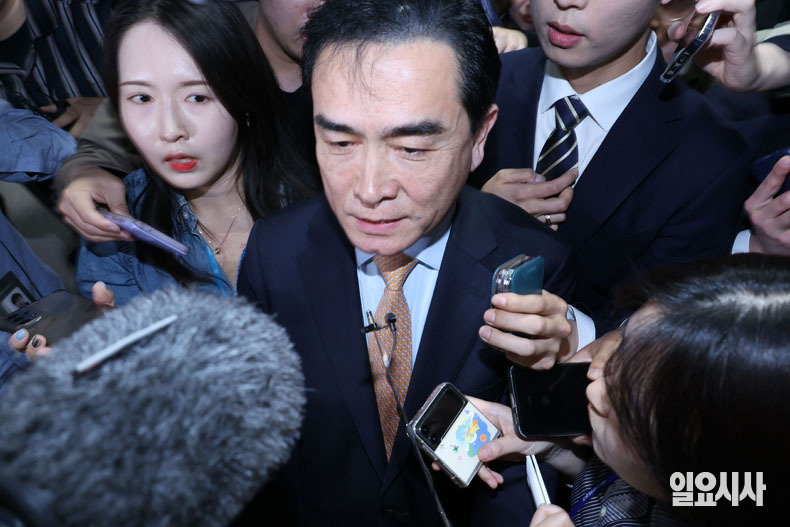 기자회견을 마치고 회견장을 나서는 태 의원. 취재진의 질문에는 답하지 않았다.
