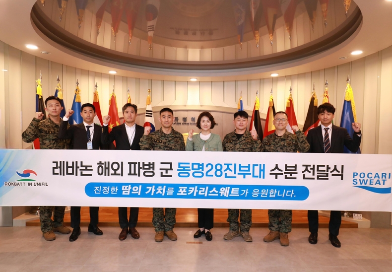 동아오츠카 마케팅본부 이진숙 상무(사진 왼쪽 다섯 번째), 레바논평화유지단장 박용규 대령(네 번째) 및 부대 관계자들이 지난달 28일,. 제품 전달식 후 기념촬영을 하고 있다.