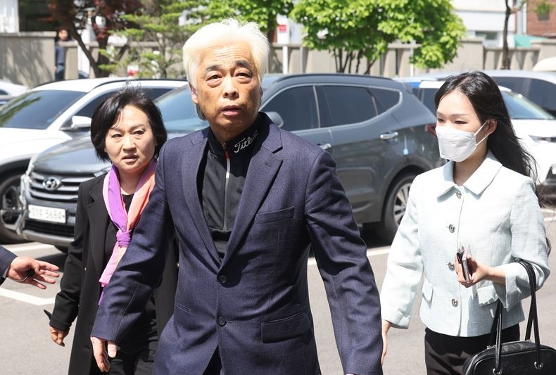 이종철 10·29 이태원 참사 유가족 협의회 대표 및 조미은씨가 지난 9일, 서울 종로구 헌법재판소서 예정된 이상민 행정안전부 장관 탄핵 심판 변론기일 출석을 위해 이동하고 있다. ⓒ뉴시스