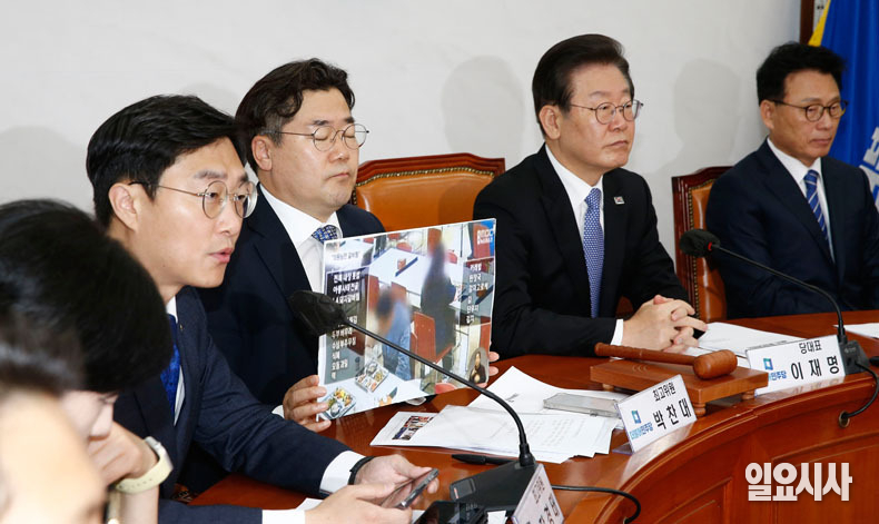 장경태 최고위원이 지난 9일 충북학사 서서울관 '식단차별' 관련 자료를 들어 보이며 발언하고 있다.