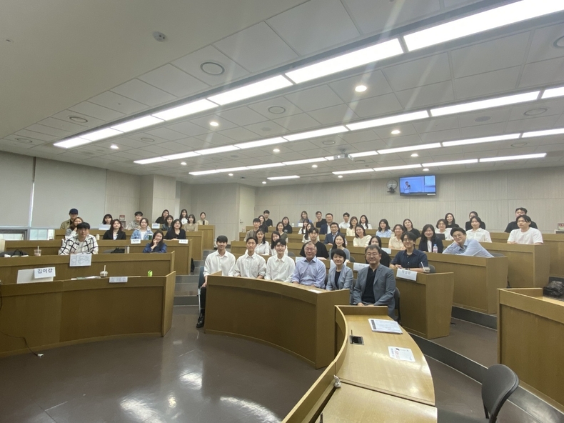 지난 11일, 현대차그룹 정의선 회장이 연세대학교 경영대학 경영학과 학생들의 토론 강의를 참관했다. (사진 앞줄 오른쪽부터)연세대 경영대학 이무원 교수, 기아 조화순 사외이사(연세대 교수), 현대차그룹 정의선 회장