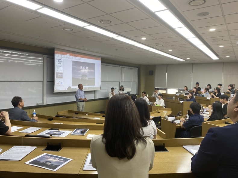 현대차그룹 정의선 회장이 지난 11일, 연세대학교 경영대학 경영학과 학생들의 토론 강의를 참관한 뒤 소감을 말하고 있다.