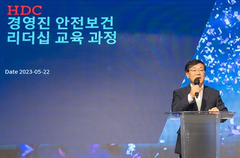 김회언 HDC현대산업개발 대표이사가 지난 22일 경영진과 본사 팀장급 임직원 60여명을 대상으로 안전보건 리더십 교육서 발언을 하고 있다.