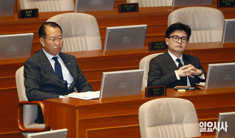 권영세 통일부 장관(왼쪽)과 한동훈 법무부 장관이 대정부질문에 자리하고 있다.