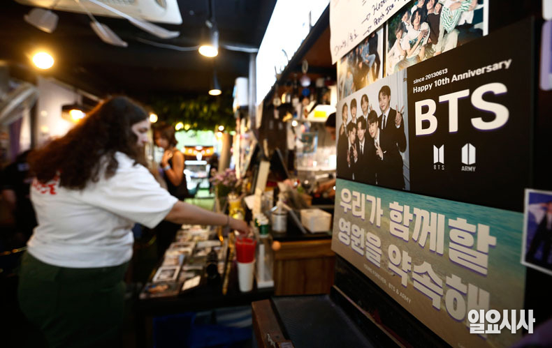 용산구 한 카페에서 BTS 10주년을 맞아 각종 상품을 판매하고 있다.