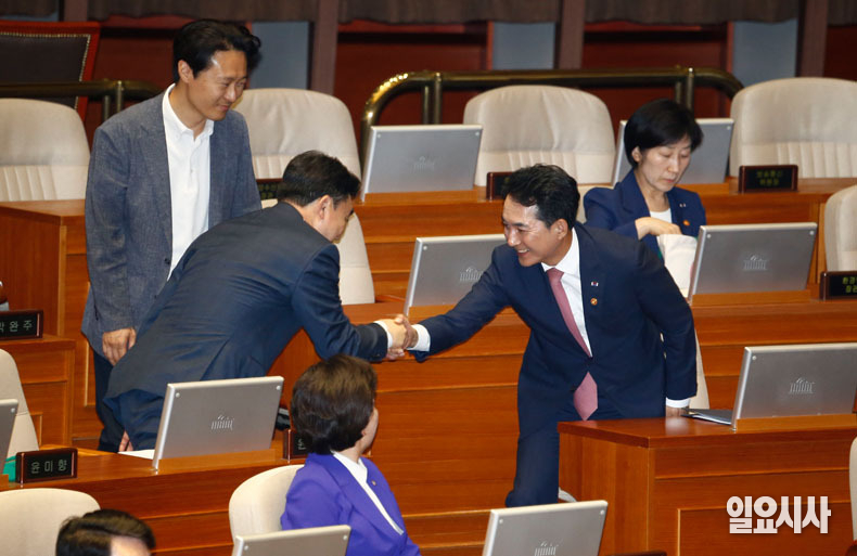 박민식 장관이 윤관석 무소속 의원과 인사하고 있다.