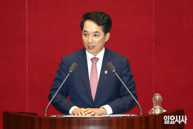 박민식 국가보훈부 장관이 14일 오후 서울 여의도 국회에서 열린 본회의에서 신임 국무위원 인사를 하고 있다.
