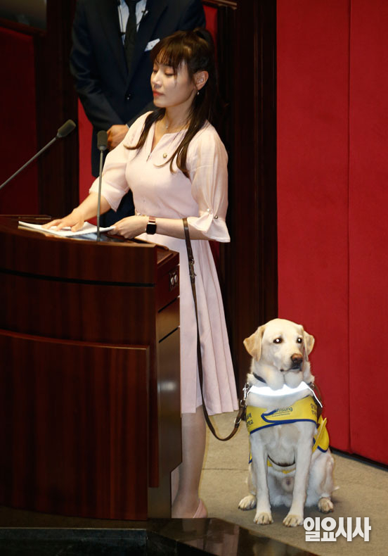 국민의힘 김예지 의원이 국무위원에게 질의를 하기 위해 발언대에 서고 있다.