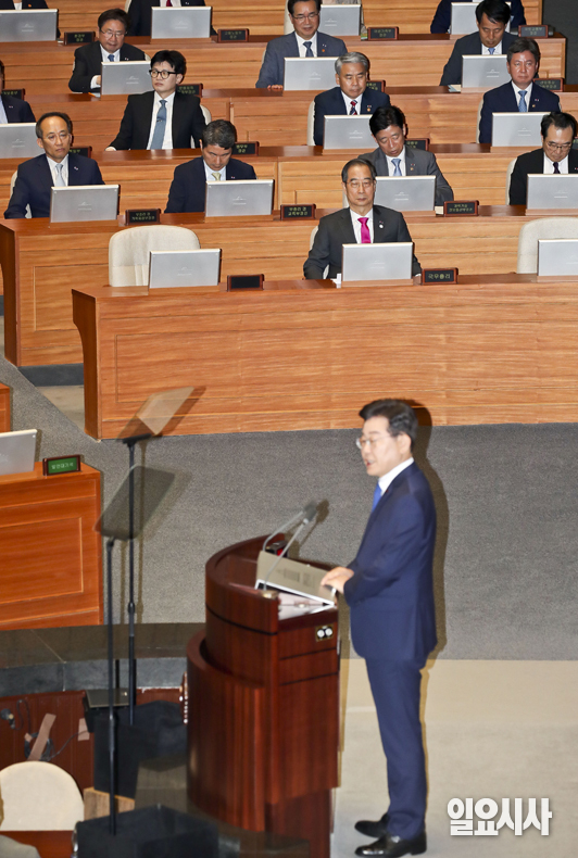 한동훈 법무부 장관 등 국무위원들이 19일 서울 여의도 국회에서 더불어민주당 이재명 대표의 교섭단체 대표연설을 듣고 있다.