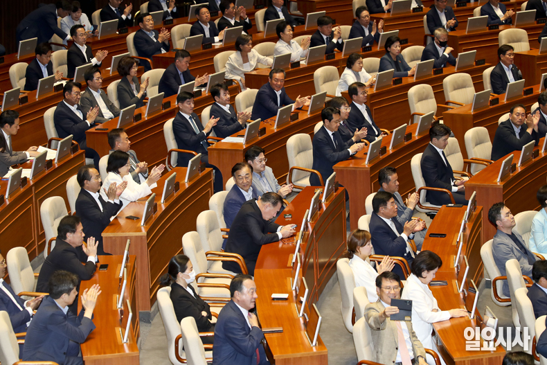 더불어민주당 의원들이 19일 서울 여의도 국회에서 더불어민주당 이재명 대표의 교섭단체 대표연설을 들으며 박수를 치고 있다.