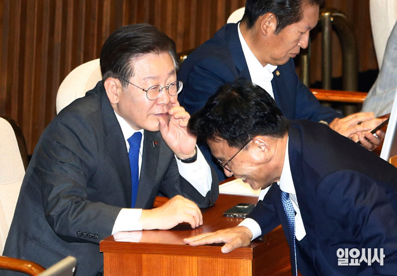 더불어민주당 이재명 대표와 박광온 원내대표가 대화하고 있다.