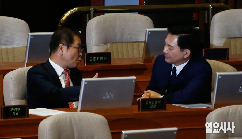 이정식 고용노동부 장관과 원희룡 국토교통부 장관이 대화하고 있다.