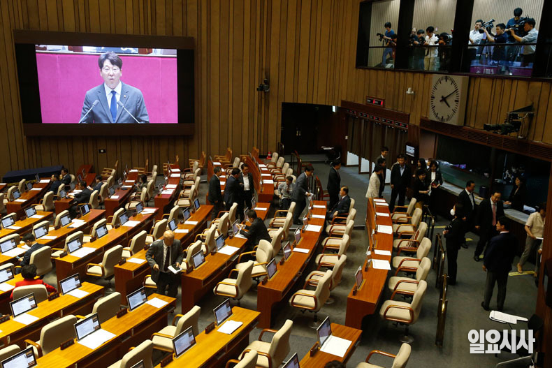 국민의힘 의원들이 노란봉투법 투표 전 회의장을 빠져나가고 있다.