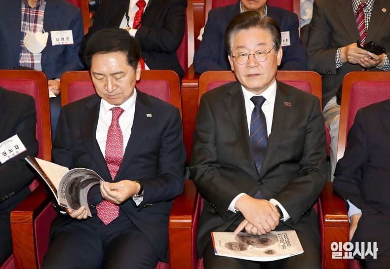 한 자리에 앉은 김기현 국민의힘 대표와 이재명 더불어민주당 대표 ⓒ고성준 기자