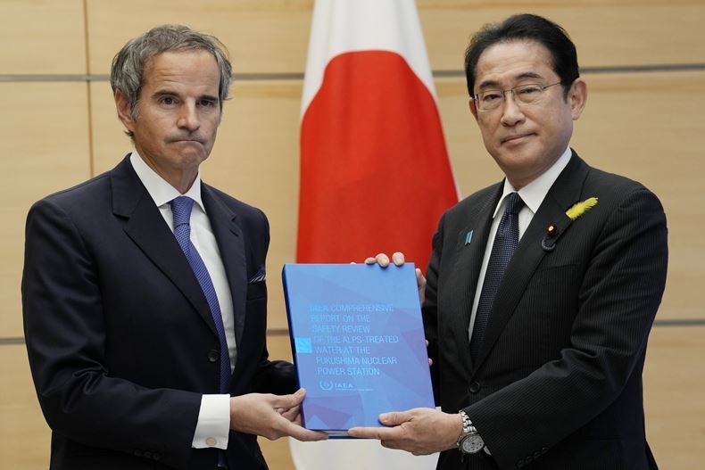 (사진 왼쪽부터)라파엘 그로시 국제원자력기구(IAEA) 사무총장과 기시다 후미오 일본 총리 ⓒ뉴시스