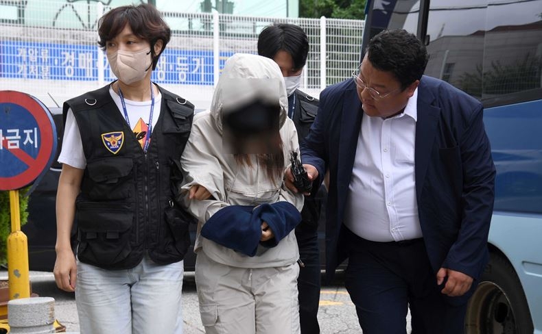 지난 8일, 유아를 살해한 의혹을 받고 있는 친모가, 법원의 영장실질심사를 받기 위해 광주 동구 광주지법으로 출석하고 있다. ⓒ뉴시스
