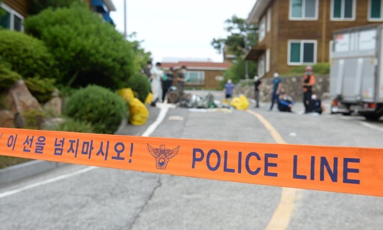 지난 20일, 울산시 소재의 한 복지시설에 유해 의심 우편물 신고가 접수돼 경찰이 출동해 조사를 벌이고 있다. ⓒ뉴시스