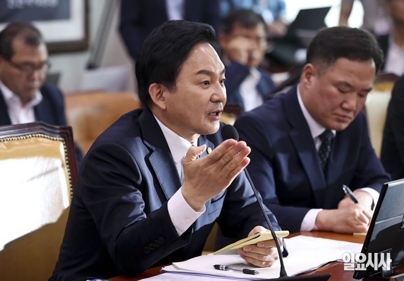 지난 26일, 서울 여의도 국회서 열렸던 국토교통부 현안 질의에 출석해 답변 중인 원희룡 국토교통부 장관 ⓒ고성준 기자