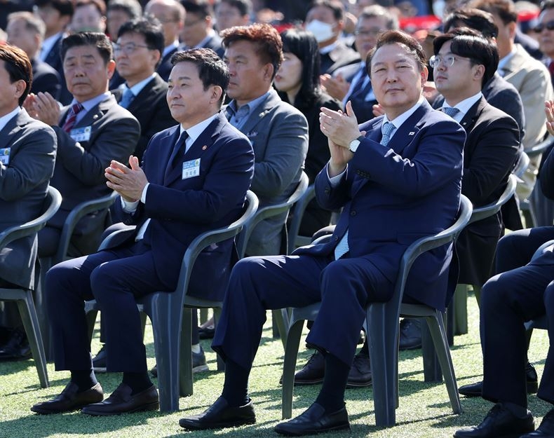 지난해 10월18일, 춘천-속초간 동서고속화철도 착공식에 참석해 있는 윤석열 대통령(사진 오른쪽)과 원희룡 국토교통부 장관 ⓒ뉴시스